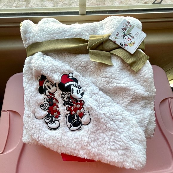 New Disney Store Throw Blanket Mickey Minnie Mouse Red White Snowflake NWT - Picture 14 of 14